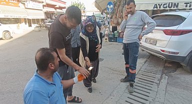 Su kanalına düşen cep telefonunu belediye ekipleri çıkarttı