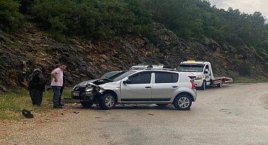 2 otomobilin çarpıştığı kazada 5 kişi yaralandı