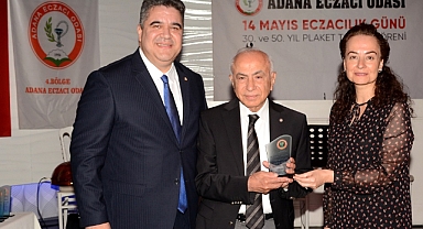 50 yıllık eczacılara plaket