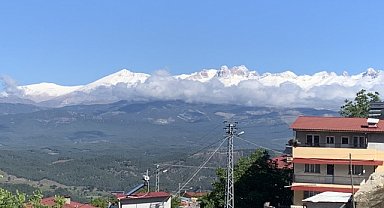 Aladağ'da yüksek kesimlere kar yağdı