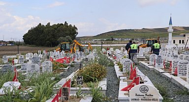 AŞIRI YAĞIŞLAR MEZARLIĞA ZARAR VERDİ
