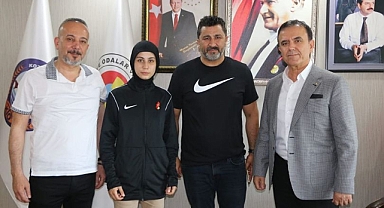 Azra’nın başarısı Kozan’ı gururlandırdı