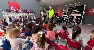 Çocuklara polis amcadan trafik eğitimi