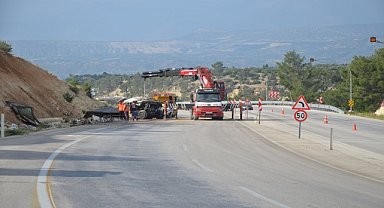 DEVRİLEN KAMYONUN ALTINDA KALDI