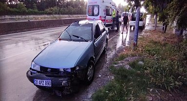 Devrilen otomobildeki 2 kişi yaralandı