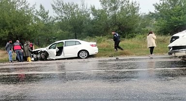 İKİ OTOMOBİL ÇARPIŞTI: 4 YARALI