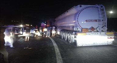 MİNİBÜS İLE TANKER ÇARPIŞTI: 14 YARALI
