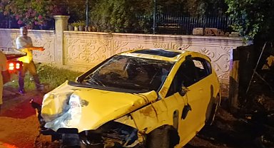 PARK HALİNDEKİ ARACA ÇARPIP DEVRİLDİ