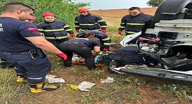 Şarampole devrilen otomobildeki 2 kişi yaralandı