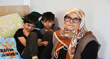 TORUNLARINA ANNELİK YAPIYOR