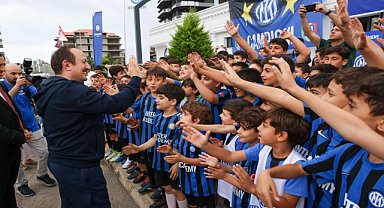 Vali Pehlivan, çocuklarla futbol oynadı