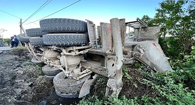 YOL ÇÖKÜNCE MİKSER YOLUN İÇİNE DÜŞTÜ