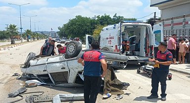 Devrilen otomobildeki 3 kişi yaralandı
