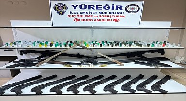 Evin bacasında ruhsatsız 15 silah ele geçirildi