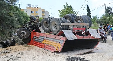 HARFİYAT KAMYONU DEVRİLDİ