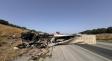 Kamyona çarpan tırın sürücüsü yaralandı