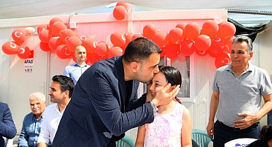 Kozay depremzede çocuklarla bayramlaştı
