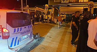 MİNİBÜS İŞ YERİNE DALDI: 4 KİŞİ YARALANDI