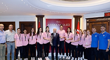 Şampiyon kızlar valilik makamında