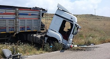 Tırla kamyon çarpıştı: 3 kişi öldü, 2 kişi yaralandı