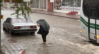 Adana'da sağanak hayatı olumsuz etkiledi