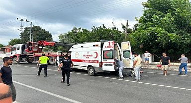 AMBULANS DEVRİLDİ: 2 YARALI