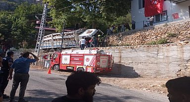 Duvara çarpan kamyonun sürücüsü yaralandı