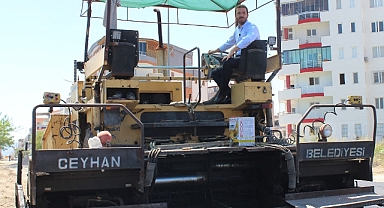 Hurdaya ayrılan finişer sokaklara asfalt dökmeye başladı