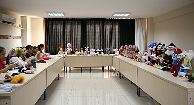 Kadınlar kursla amigurumi bebek yapımını öğreniyor