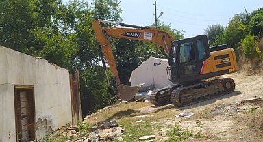 Kozan'da depremde hasar alan 18 ev kontrollü yıkıldı