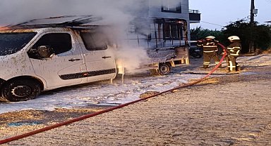 Park halindeki pikapta çıkan yangın söndürüldü