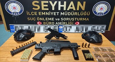 Ruhsatsız 2 silah bulunan evdeki 3 kişi yakalandı