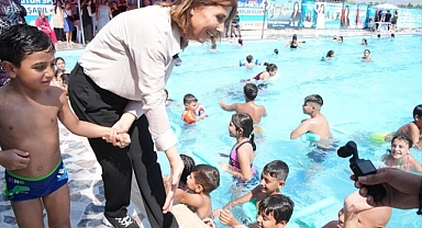 SEYHAN’DA ÇOCUKLAR HEM YÜZÜYOR HEM EĞLENİYOR