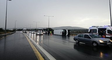 TARIM İŞÇİLERİNİ TAŞIYAN MİNİBÜS DEVRİLDİ