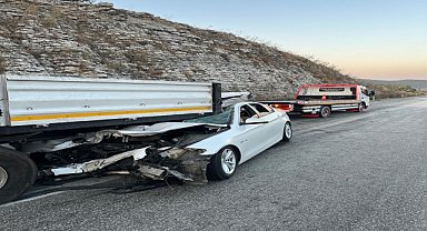 Tıra arkadan çarpan otomobilin sürücüsü yaralandı