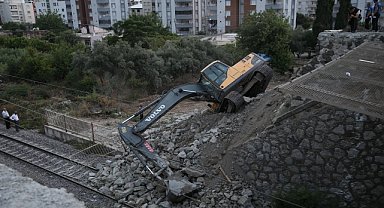 Toprak altında kalan işçi yaralandı