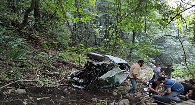 Uçuruma yuvarlanan otomobildeki 2 kişi yaralandı