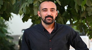 Yola çıkan yılan için trafiği durdurdu