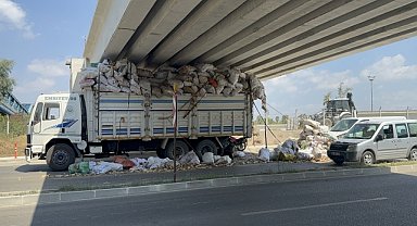 Adana'da odun yüklü kamyon köprü altında sıkıştı