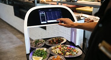 Adana'daki "robot garsonlar" müşteri çekiyor
