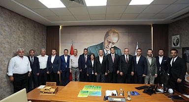 Adanalı belediye başkanları Özel’i yalnız bırakmadı