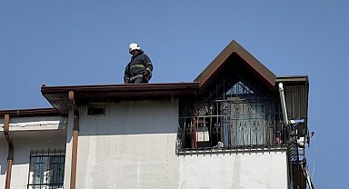 Binanın çatısında çıkan yangın hasara yol açtı