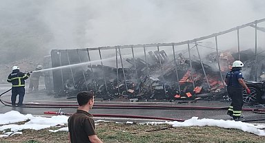 Çarpışan tır ve otomobilin sürücüleri yaralandı