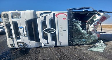 ÇİMENTO YÜKLÜ TIR DEVRİLDİ