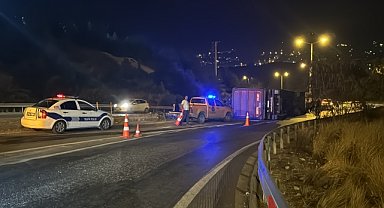 Devrilen tırın şoförü yaralandı