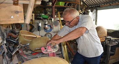 EVİNİN BAHÇESİNDE SAZ ÜRETİYOR