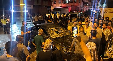 EVİNİN ÖNÜNDE OTURURKEN OTOMOBİL ÇARPTI: 1 ÖLÜ, 3 YARALI