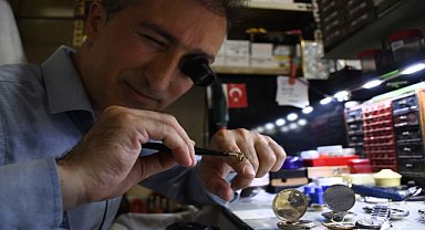 İnternetten öğrendiği saat tamirciliği mesleği oldu