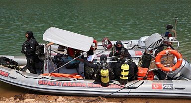 Kozan'da göle düşen helikopter sudan çıkarıldı