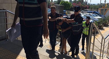 ÖĞRETMENİ BIÇAKLAYARAK ÖLDÜRDÜ!